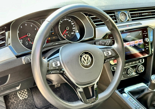 Volkswagen Passat cena 82500 przebieg: 108500, rok produkcji 2017 z Gdańsk małe 497